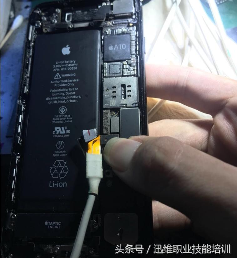 为报废的iPhone7换主板，CPU基带硬盘全拆，这手工让你大饱眼福
