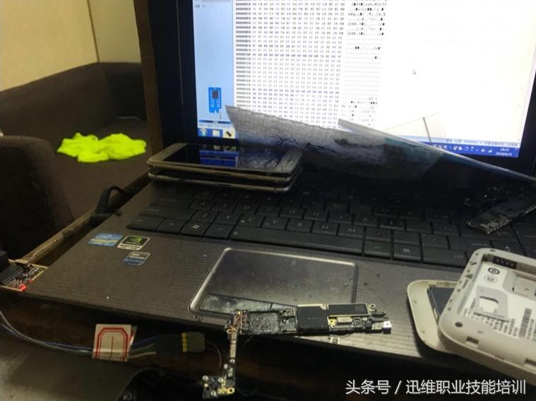 为报废的iPhone7换主板，CPU基带硬盘全拆，这手工让你大饱眼福