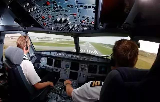 飞机座位舒适与较舒适的区别,你知道飞机上哪些座位最舒适的