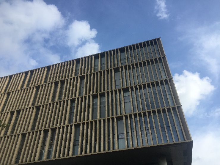 上海浦东图书馆,读一本书看一座城