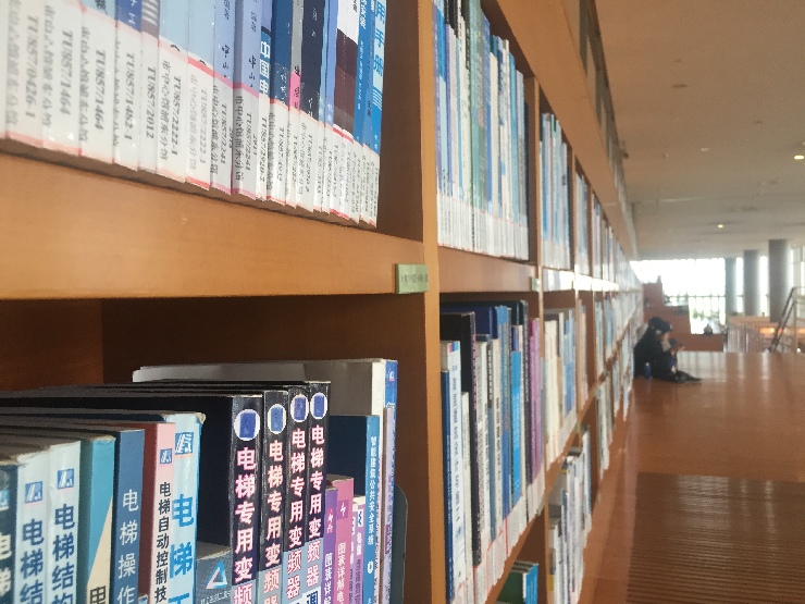 上海浦东图书馆,读一本书看一座城