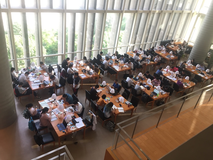 上海浦东图书馆,读一本书看一座城