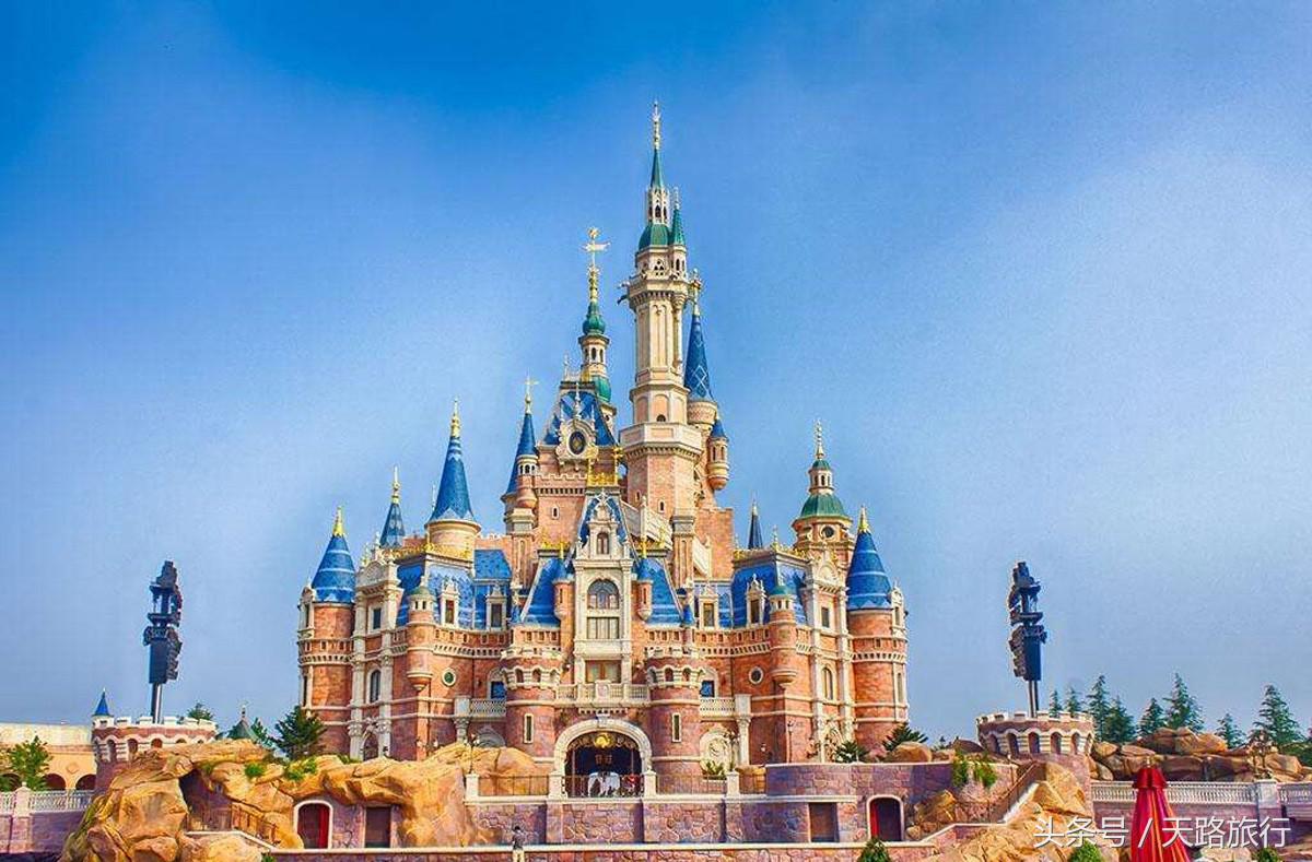 真是人傻钱多，一个包子35块一瓶矿泉水10元，那么多人争抢着去！