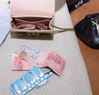 奇葩！妻子接待嫖客，老公负责放哨~