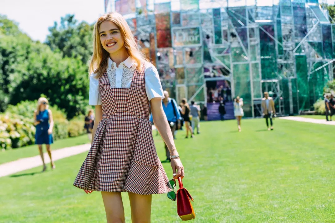 马思纯穿红格装潮味十足气质清新,秦岚当打之年穿搭