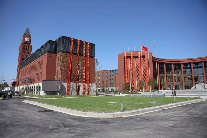 学费1万6，托管到7点，马术、高尔夫不存在的！独家采访南外方山校区校长