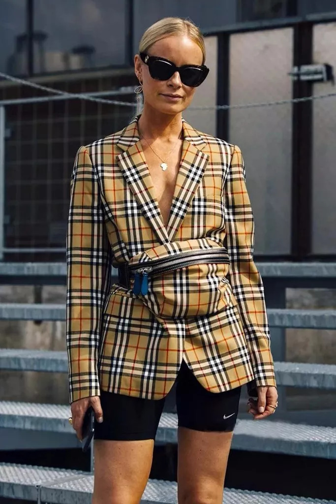 马思纯穿红格装潮味十足气质清新,秦岚当打之年穿搭