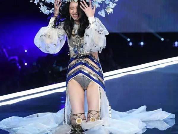 2018维密大秀奚梦瑶尽显心酸,2017年奚梦瑶维密秀走了几次