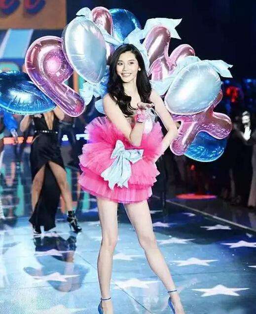 2018维密大秀奚梦瑶尽显心酸,2017年奚梦瑶维密秀走了几次