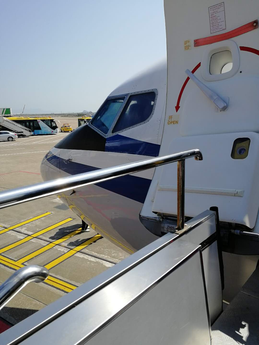 第一次坐飞机如何不丢人,第一次坐飞机的真实感受