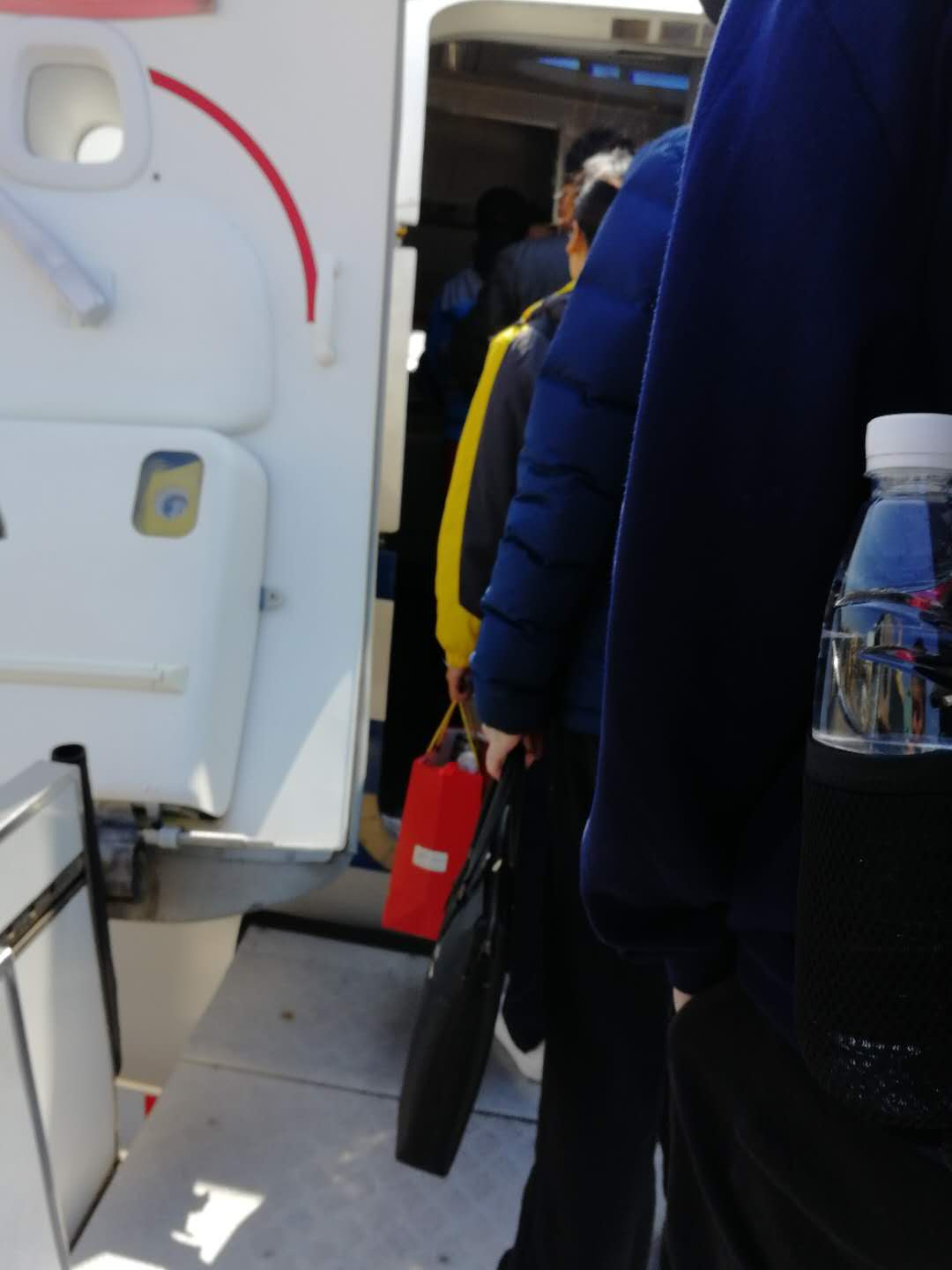 第一次坐飞机如何不丢人,第一次坐飞机的真实感受