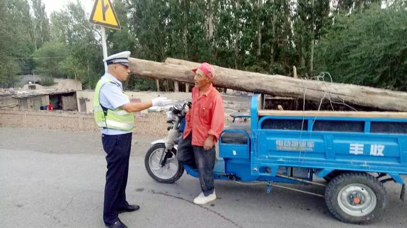 「一线报道」三轮电动车的高级“车棚”交警查获严厉批评教育