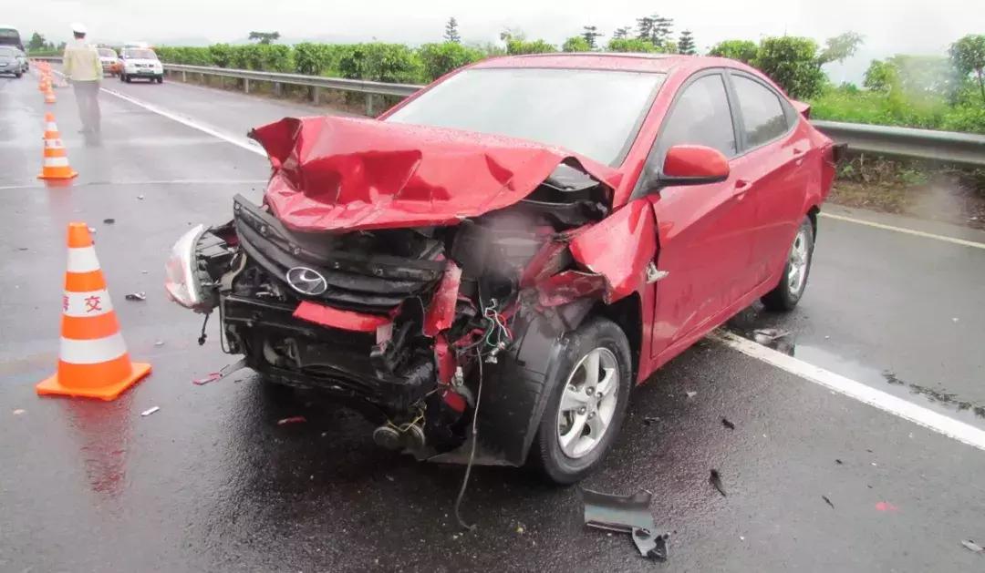 高速撞吉利后续,吉利车撞现代车