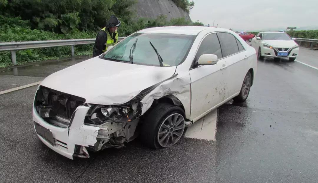 高速撞吉利后续,吉利车撞现代车