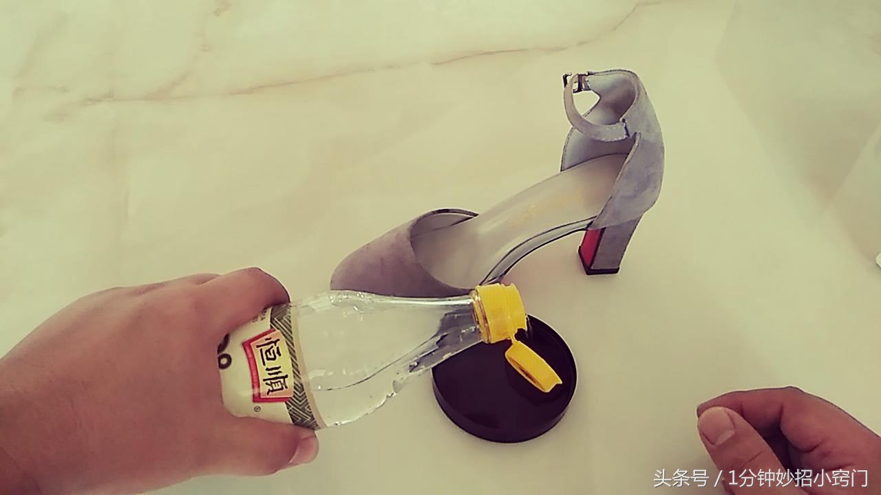 新鞋子穿上去挤脚？教你一招，一晚就让鞋子变大，学会了受用一生