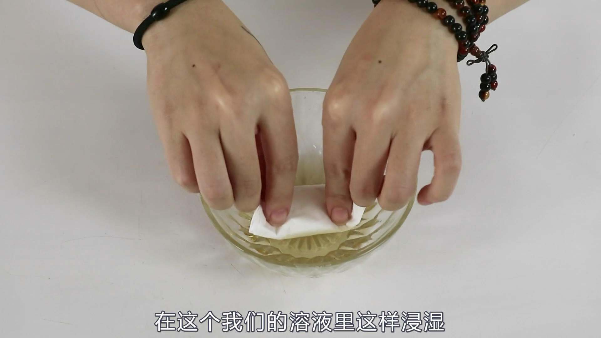 鼻子有黑头不用挤教你一招,鼻子挤黑头留下的小洞怎么收缩