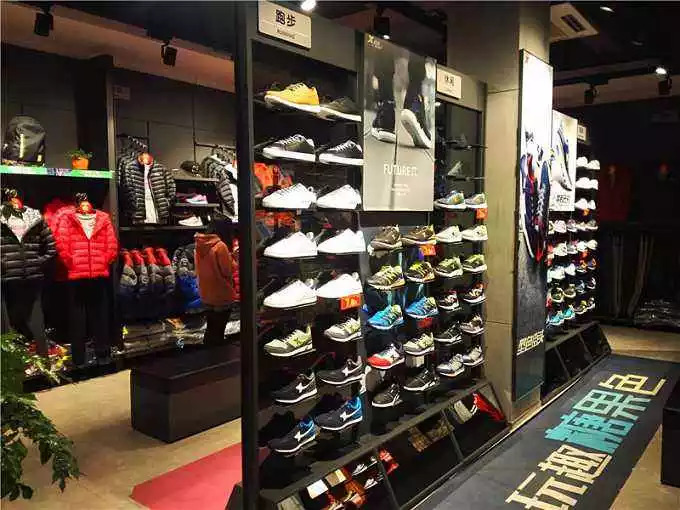 为什么众多品牌都退店了,中国的安踏如何成为世界的安踏