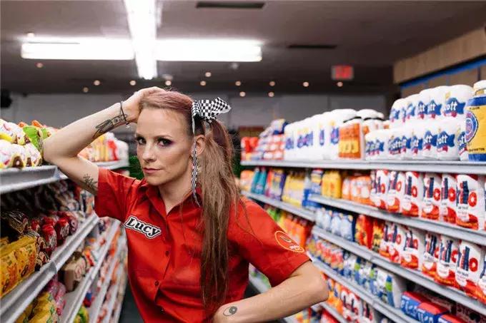 卖假货还能瞬间秒空,英国艺术家的快闪店火遍ins