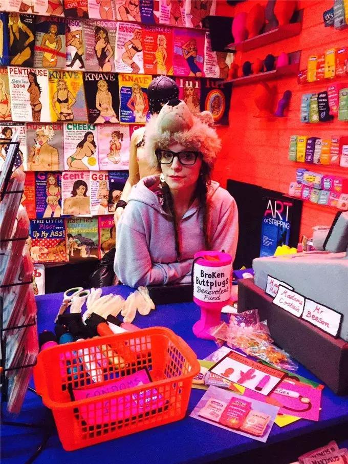 卖假货还能瞬间秒空,英国艺术家的快闪店火遍ins