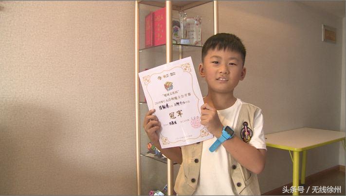 世界顶尖魔方高手拼魔方的方法,魔方挑战1分钟还原12个魔方