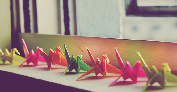 情人节玩浪漫给女友点烟花，不料力道太猛点着女友裙子