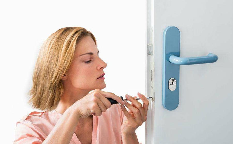 螺丝生锈拧不动教你一招轻松拧开,洗衣机螺丝生锈滑丝怎么拧下来