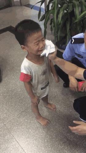 开车挖鼻孔被罚200元记3分,开车挖鼻屎被罚款扣分的依据