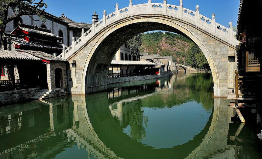 长城脚下的星空水镇,长城下的小镇