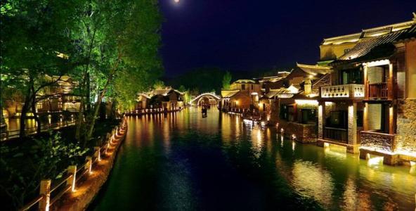 长城脚下的星空水镇,长城下的小镇