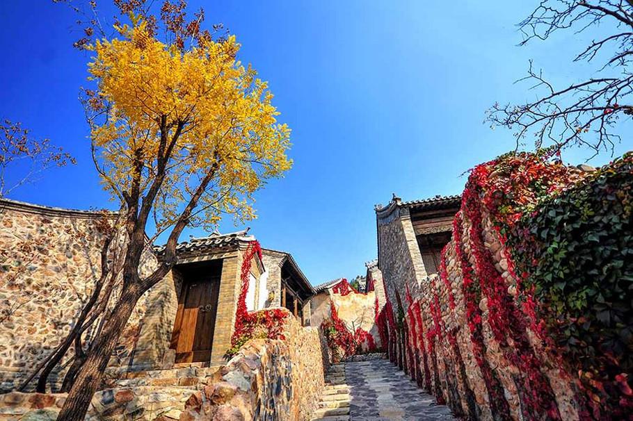 长城脚下的星空水镇,长城下的小镇