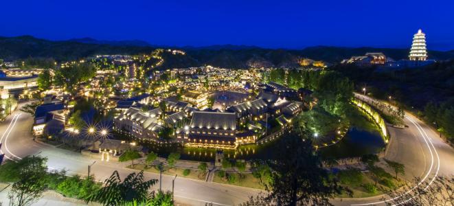 长城脚下的星空水镇,长城下的小镇