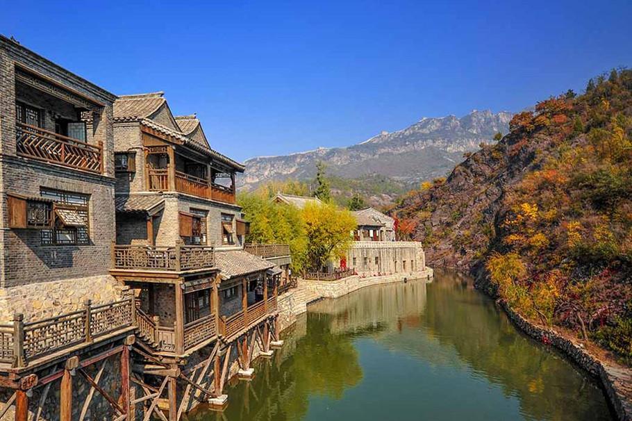 长城脚下的星空水镇,长城下的小镇