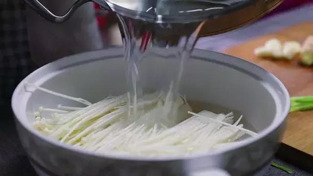 凉拌金针菇凉拌圆白菜,凉拌苦瓜凉拌金针菇