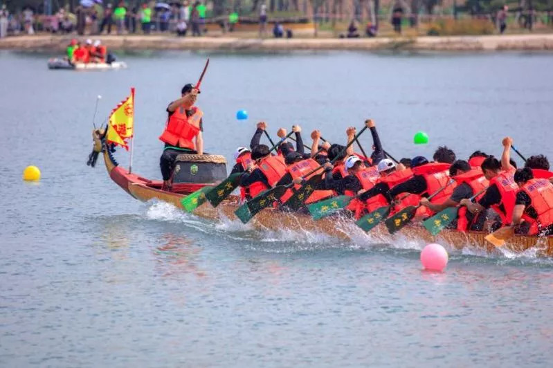 许昌此处美极：你来，水奏龙舟曲；你走，风送奇花香！