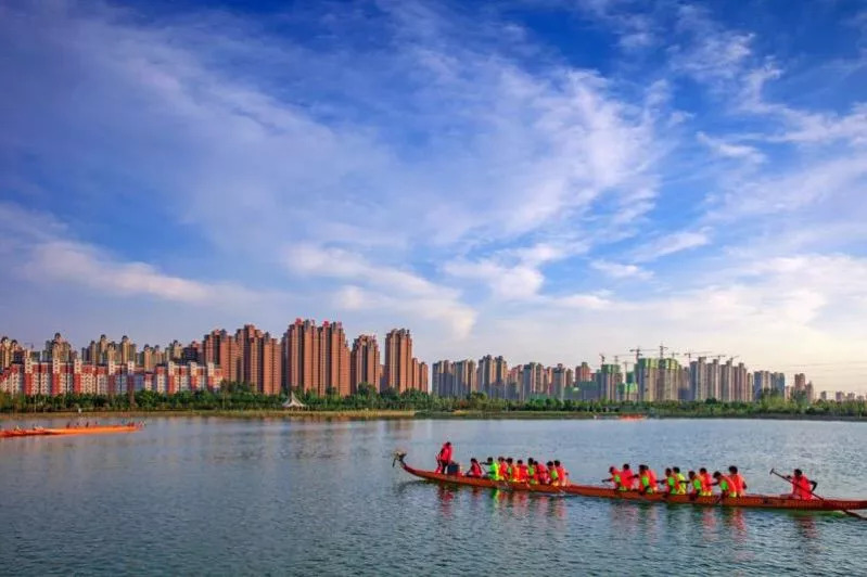 许昌此处美极：你来，水奏龙舟曲；你走，风送奇花香！