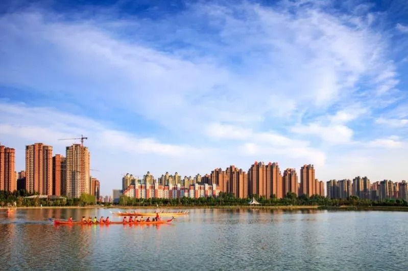 许昌此处美极：你来，水奏龙舟曲；你走，风送奇花香！