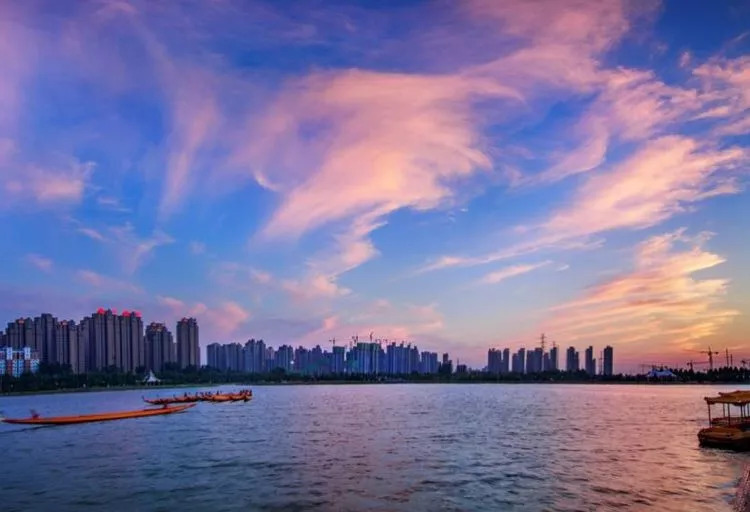 许昌此处美极：你来，水奏龙舟曲；你走，风送奇花香！