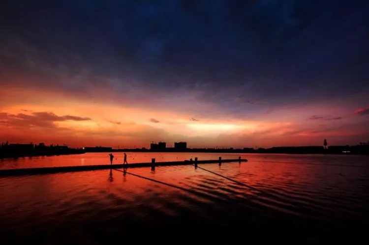 许昌此处美极：你来，水奏龙舟曲；你走，风送奇花香！