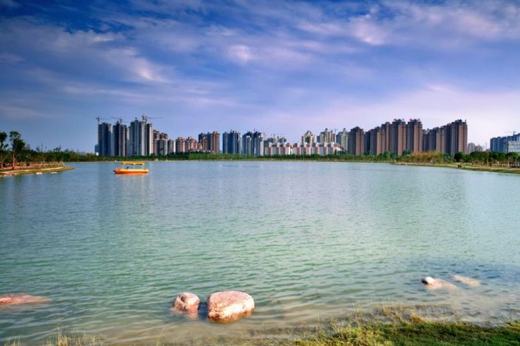 许昌此处美极：你来，水奏龙舟曲；你走，风送奇花香！