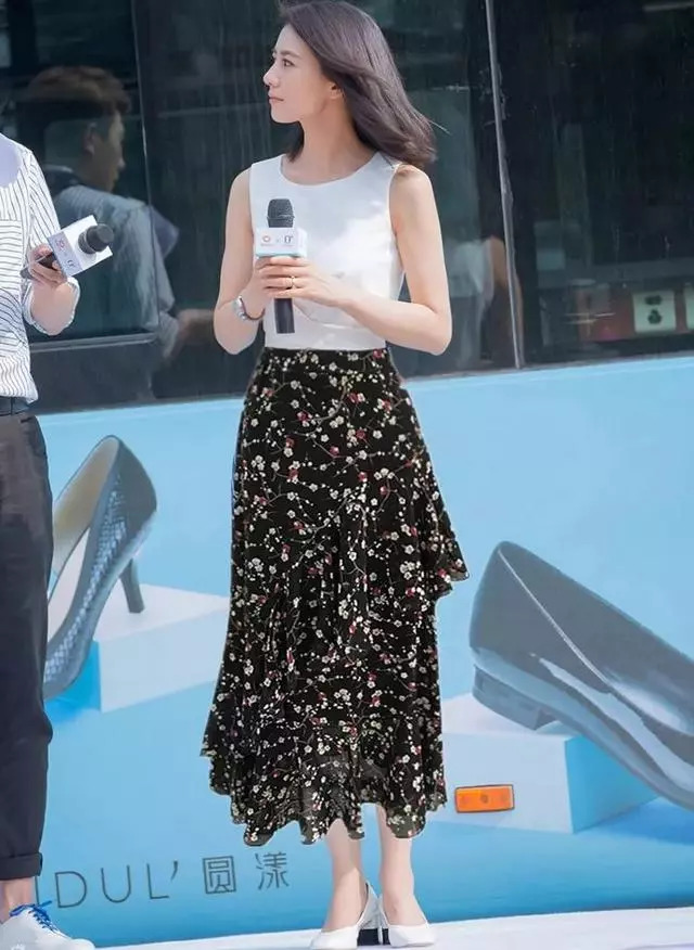 浅绿色碎花连衣裙怎么搭配毛衣,法国女人碎花连衣裙搭配西装外套