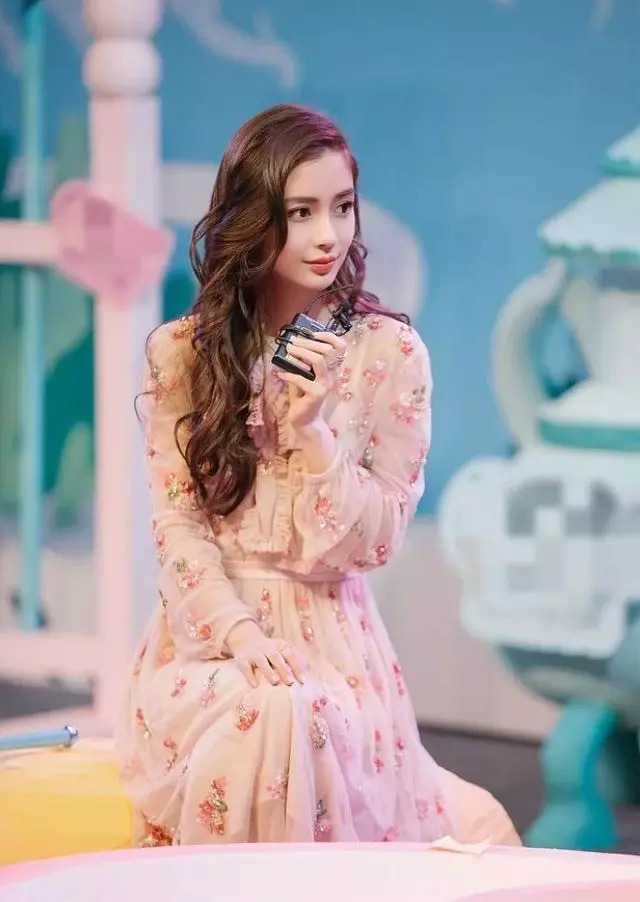 浅绿色碎花连衣裙怎么搭配毛衣,法国女人碎花连衣裙搭配西装外套