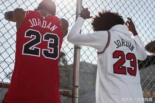 为什么穿球衣里面还要穿一个t恤,球衣能不能当t恤穿