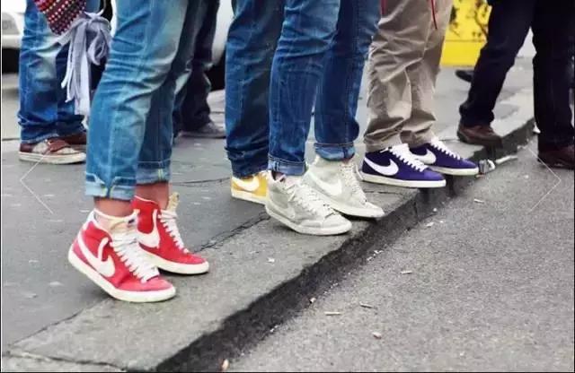 男士穿呢子大衣牛仔裤配什么鞋子,男士牛仔裤配哪种鞋子显得高级