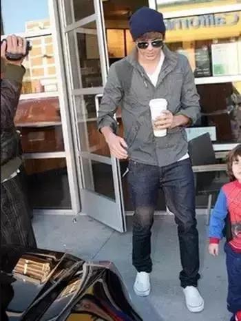 男士穿呢子大衣牛仔裤配什么鞋子,男士牛仔裤配哪种鞋子显得高级