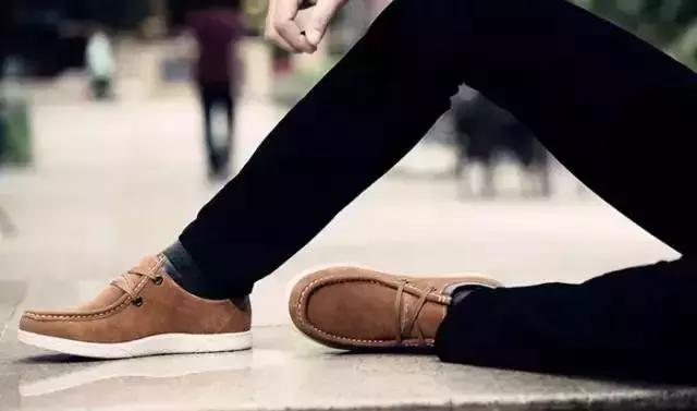 男士穿呢子大衣牛仔裤配什么鞋子,男士牛仔裤配哪种鞋子显得高级