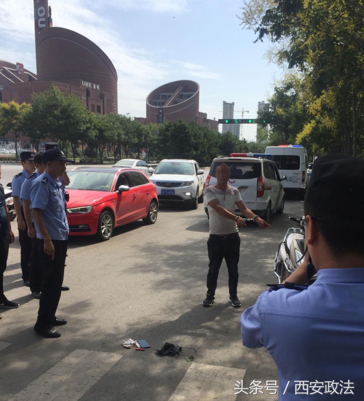 争创“平安鼎”全市在行动丨现实版“侠盗飞车”广运潭民警上演“警匪大片”