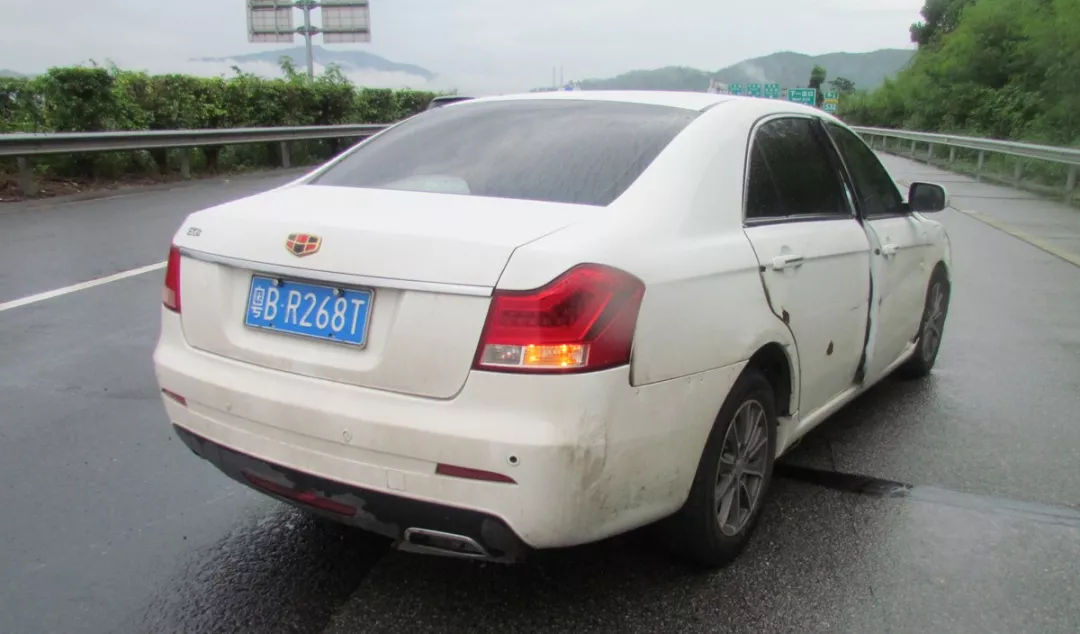 两车相撞几十万,连撞30两车事故