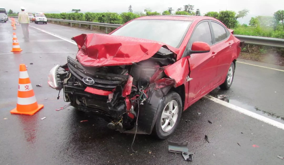 两车相撞几十万,连撞30两车事故