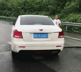 两车相撞几十万,连撞30两车事故