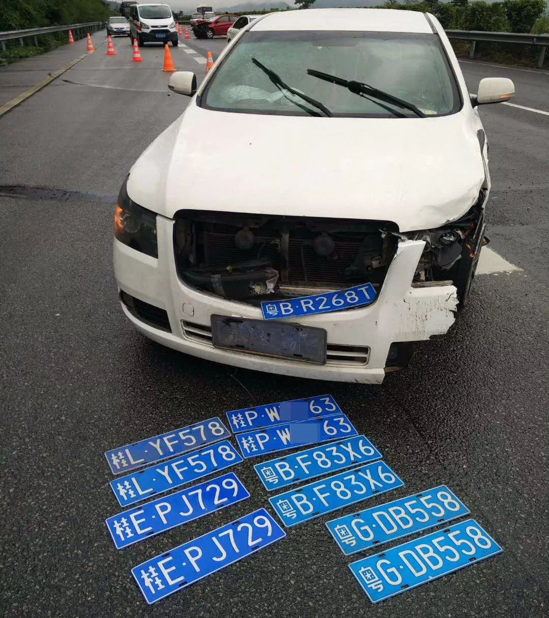 两车相撞几十万,连撞30两车事故